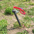 Erdnagel 0i05t 35mm Durchmesser eingeschlagen in bindigem Boden und Spanngurt zur Befestigung vorbereitet.